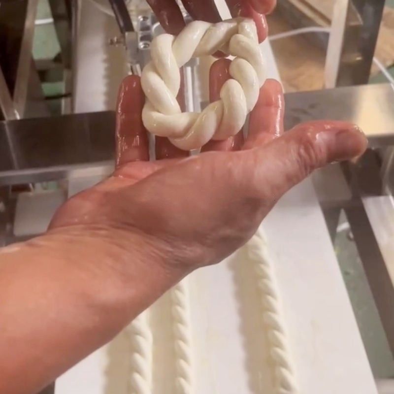 Industrieel automatisch draaien Churro snackvormende apparatuur zachte pretzel gebakken deeg draai maken extrudermachine